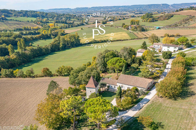 Demeure - 649 m² - 33 pièces