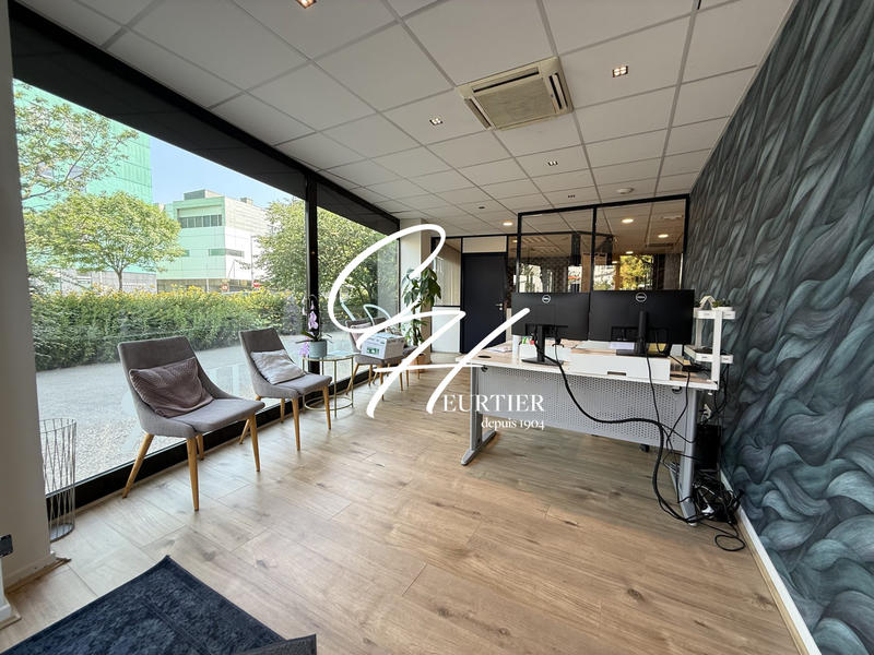 Local commercial - 334 m² - 14 pièces