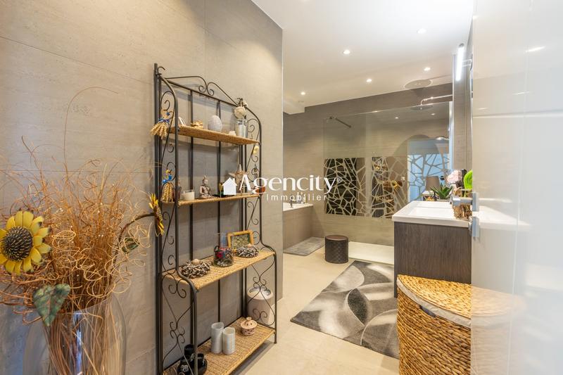 Maison - 200 m² - 8 pièces