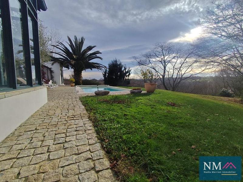 Demeure - 225 m² - 9 pièces