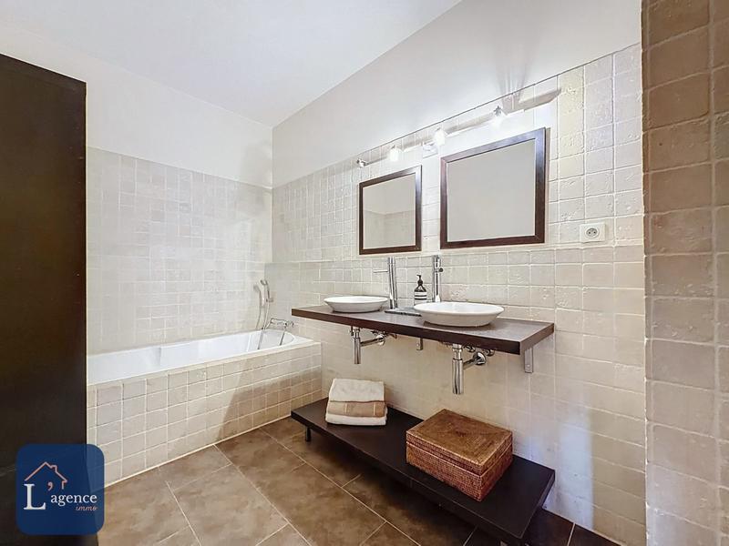 Maison contemporaine - 607 m² - 9 pièces