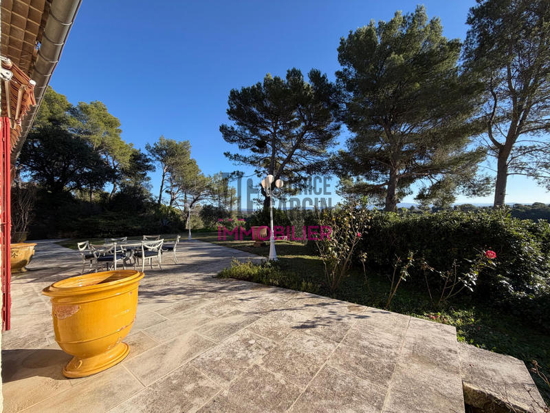 Maison - 250 m² - 14 pièces