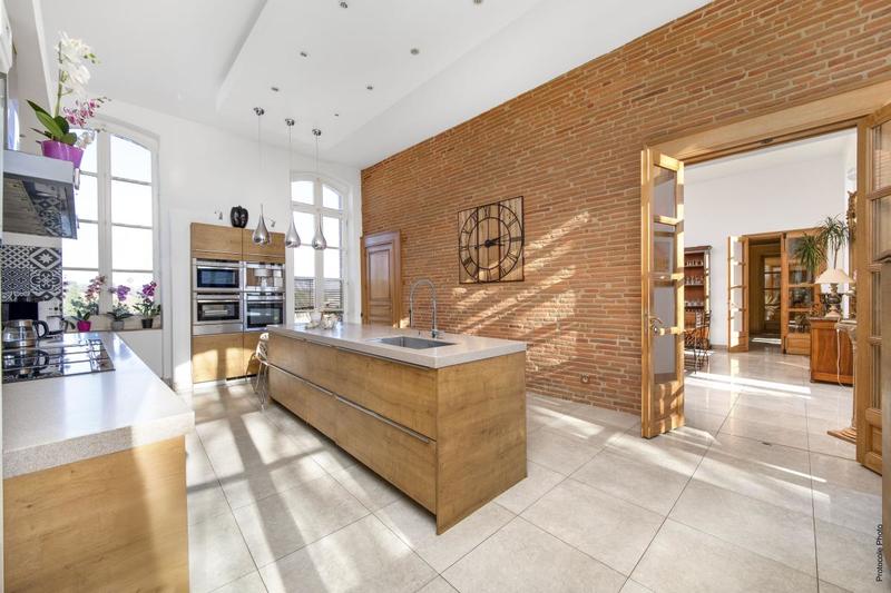 Maison - 1 119 m² - 30 pièces