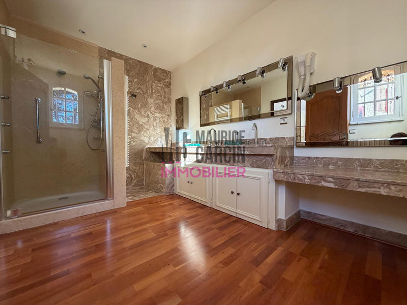 Maison - 250 m² - 14 pièces