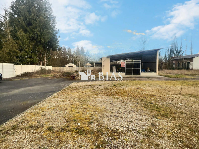 Terrain commercial - 2 085 m²