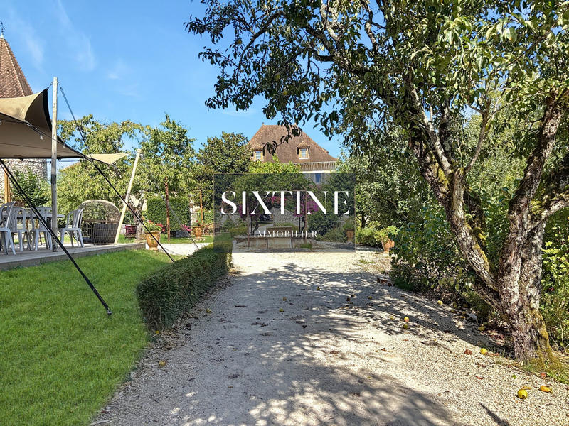 Maison - 3 008 m² - 45 pièces