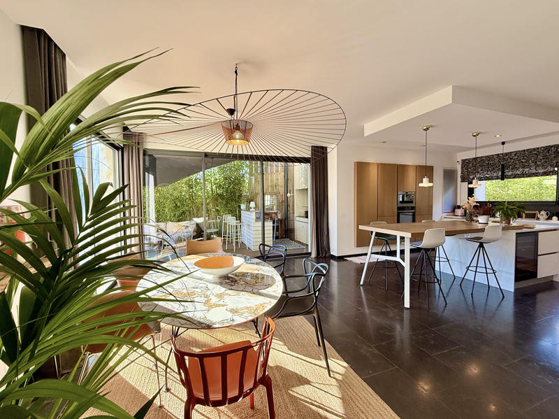 Maison - 240 m² - 6 pièces