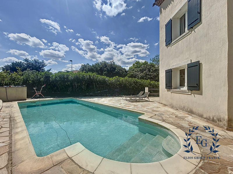 Maison traditionnelle - 272 m² - 10 pièces