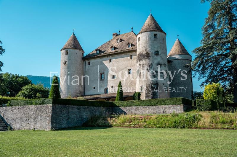 Château - 1 204 m² - 19 pièces