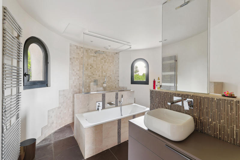 Propriété - 300 m² - 8 pièces