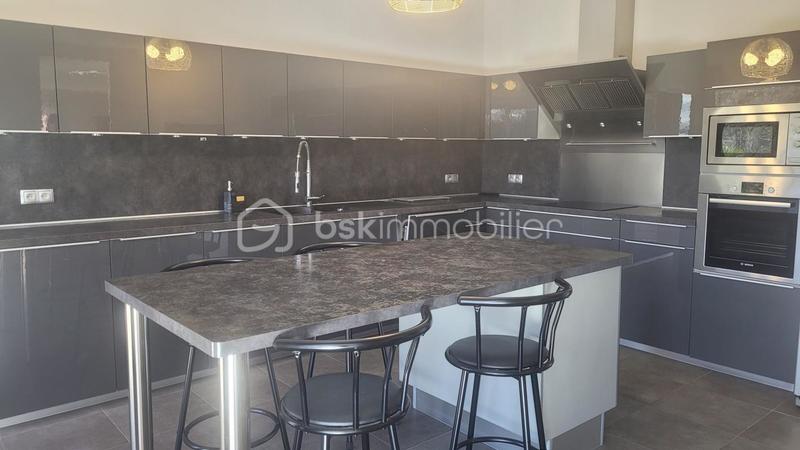 Maison - 246 m² - 7 pièces