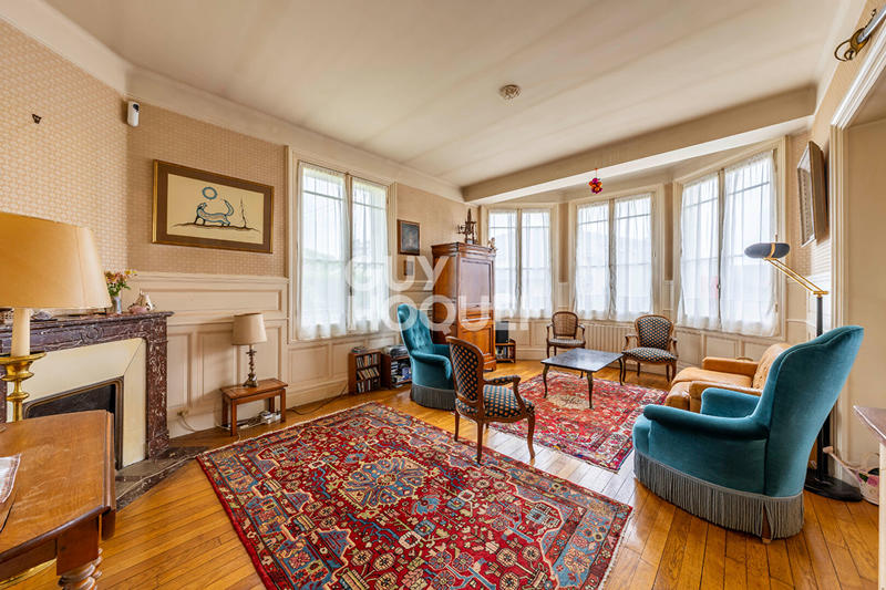 Maison - 182 m² - 9 pièces