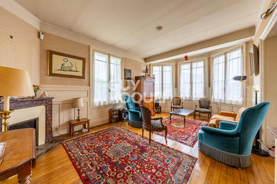 Maison - 182 m² - 9 pièces