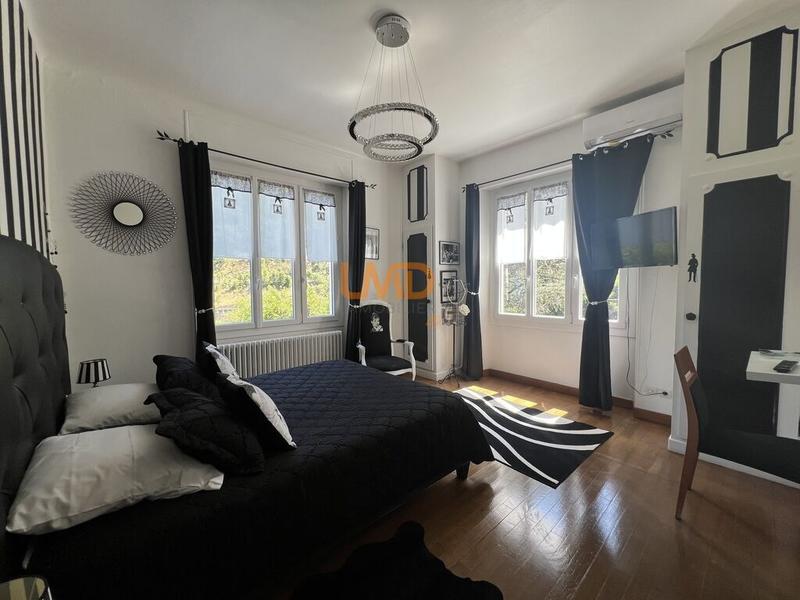 Propriété - 250 m² - 11 pièces