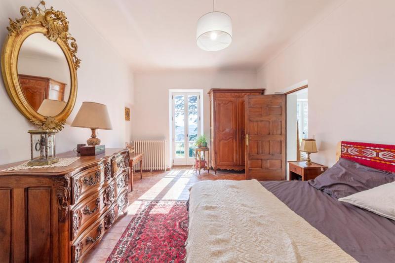Propriété - 341 m² - 9 pièces