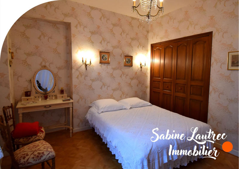 Maison - 233 m² - 7 pièces