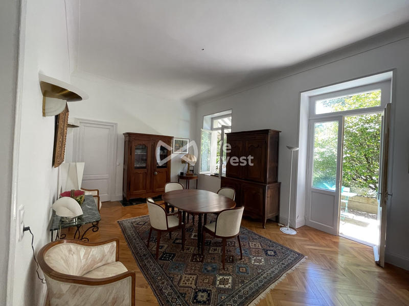 Maison - 331 m² - 9 pièces