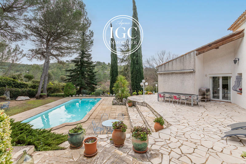 Maison - 220 m² - 7 pièces