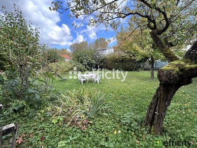 Maison - 219 m² - 10 pièces