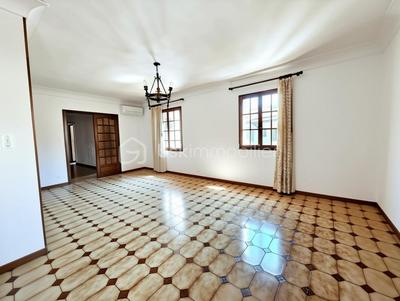 Maison traditionnelle - 232 m² - 8 pièces