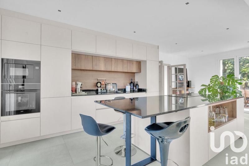 Maison - 285 m² - 9 pièces