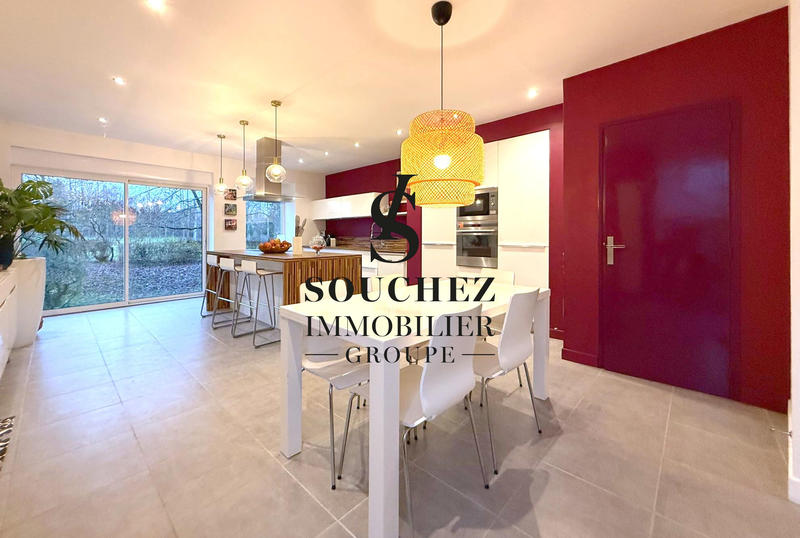 Maison - 250 m² - 8 pièces