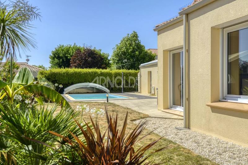 Maison - 236 m² - 8 pièces