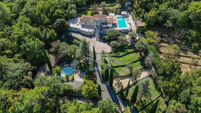 Demeure - 451 m² - 15 pièces