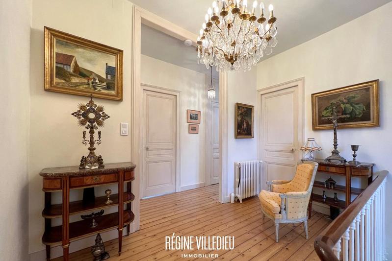 Demeure - 372 m² - 11 pièces