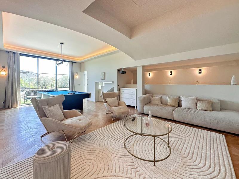 Maison - 300 m² - 7 pièces