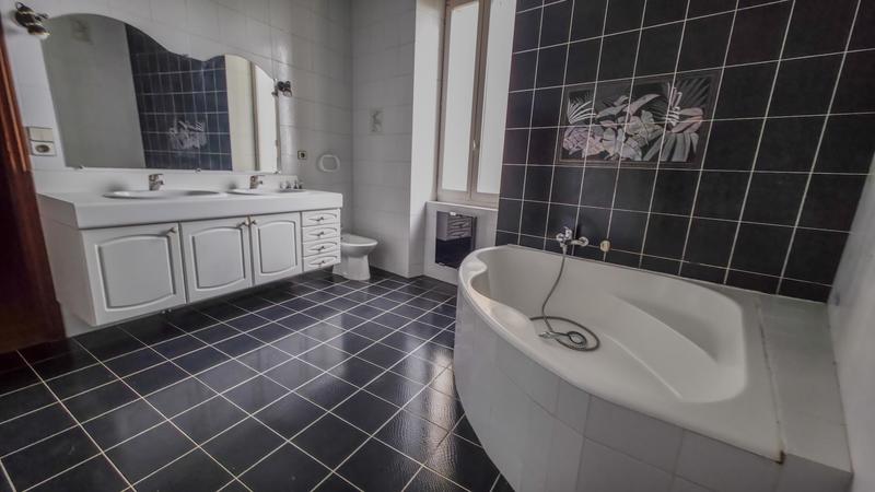 Maison - 228 m² - 9 pièces