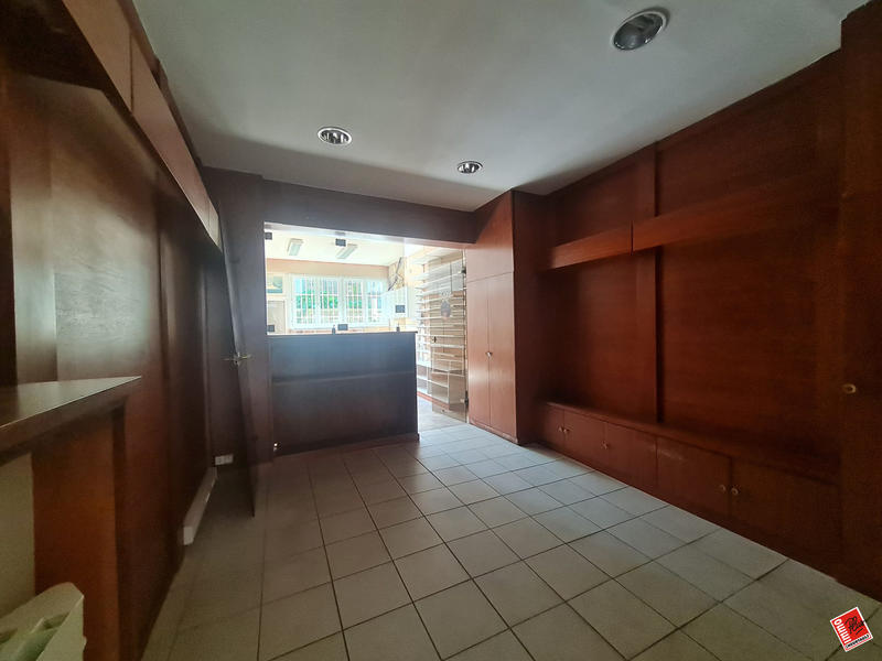 Local commercial - 75 m² - 4 pièces