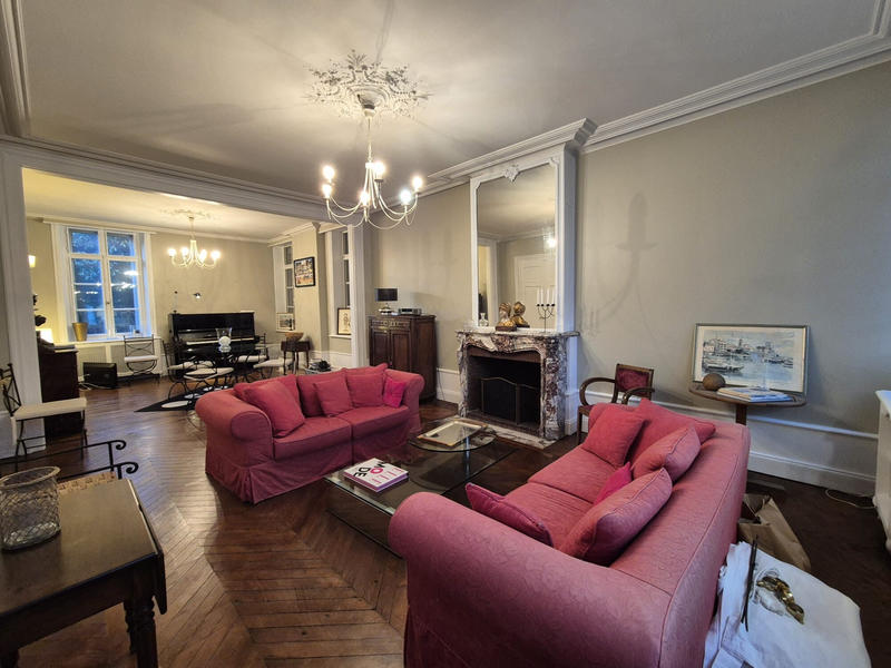 Maison - 305 m² - 8 pièces