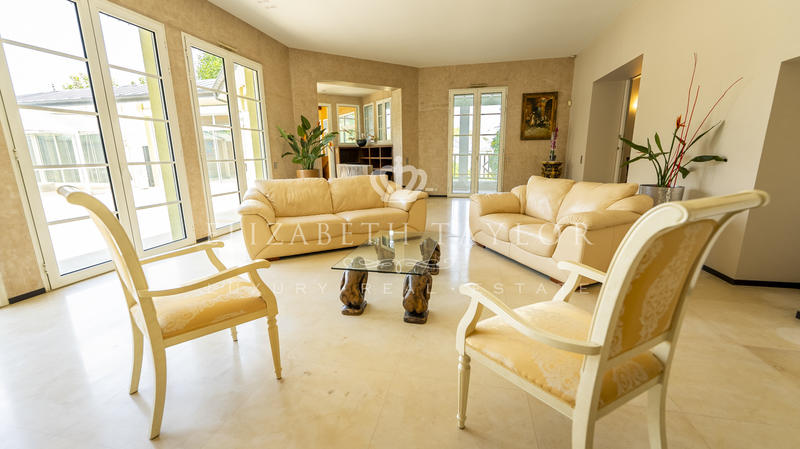 Propriété - 851 m² - 14 pièces