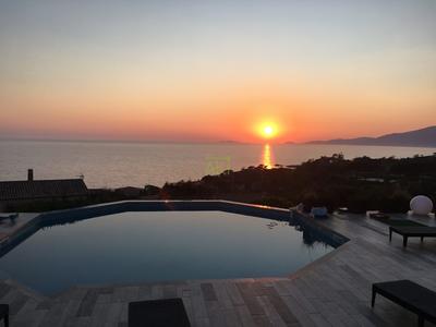 Maison - 220 m² - 6 pièces