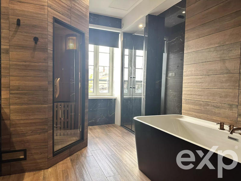 Maison - 304 m² - 10 pièces