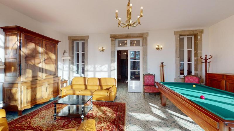 Maison - 3 512 m² - 48 pièces