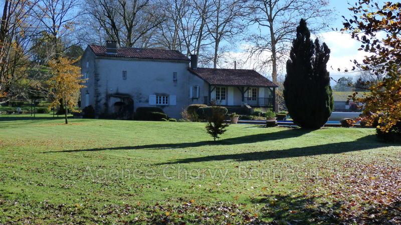 Propriété - 213 m² - 7 pièces