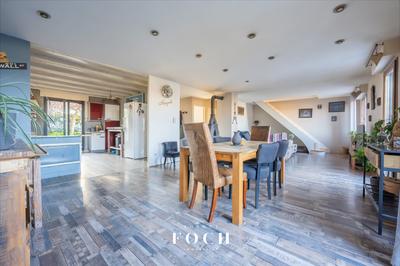 Maison traditionnelle - 220 m² - 8 pièces