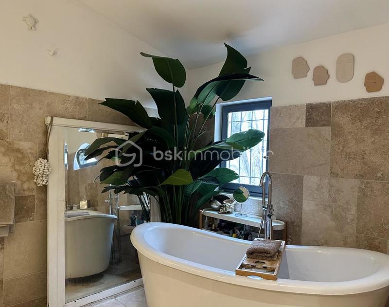 Propriété - 253 m² - 8 pièces