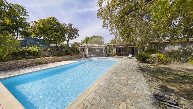 Maison - 170 m² - 9 pièces