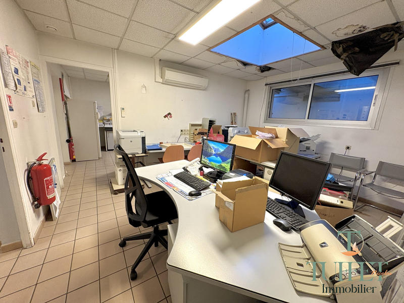 Local commercial - 150 m² - 8 pièces