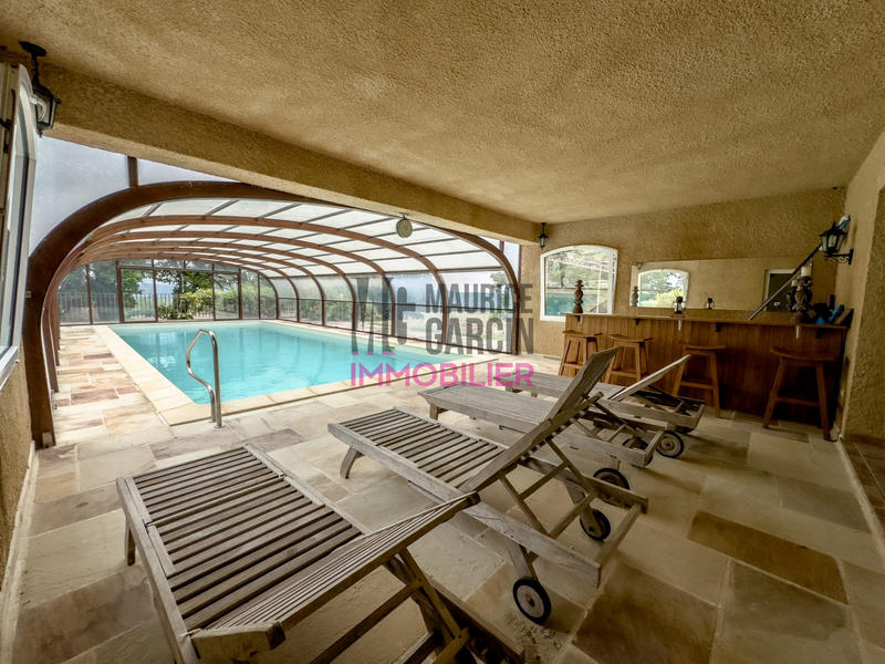 Maison - 250 m² - 9 pièces