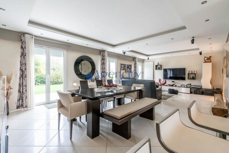 Maison - 214 m² - 7 pièces