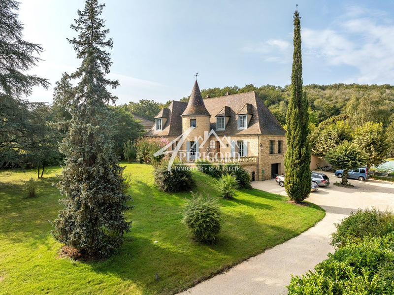 Maison traditionnelle - 227 m² - 10 pièces