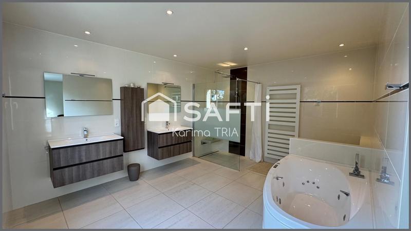 Maison - 236 m² - 7 pièces