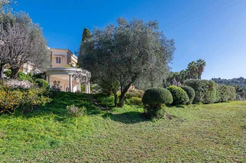 Villa - 857 m² - 15 pièces