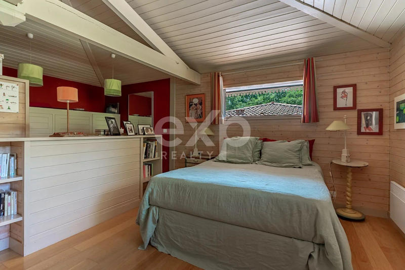 Maison - 220 m² - 8 pièces