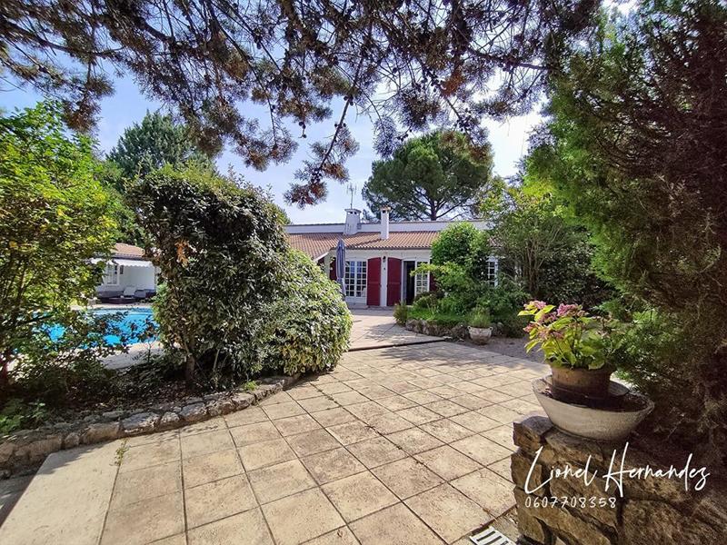 Maison - 220 m² - 7 pièces