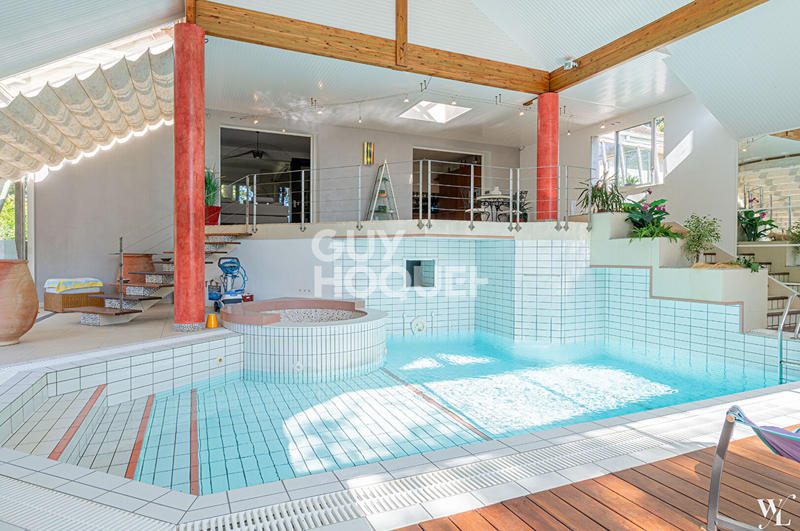 Maison - 550 m² - 9 pièces